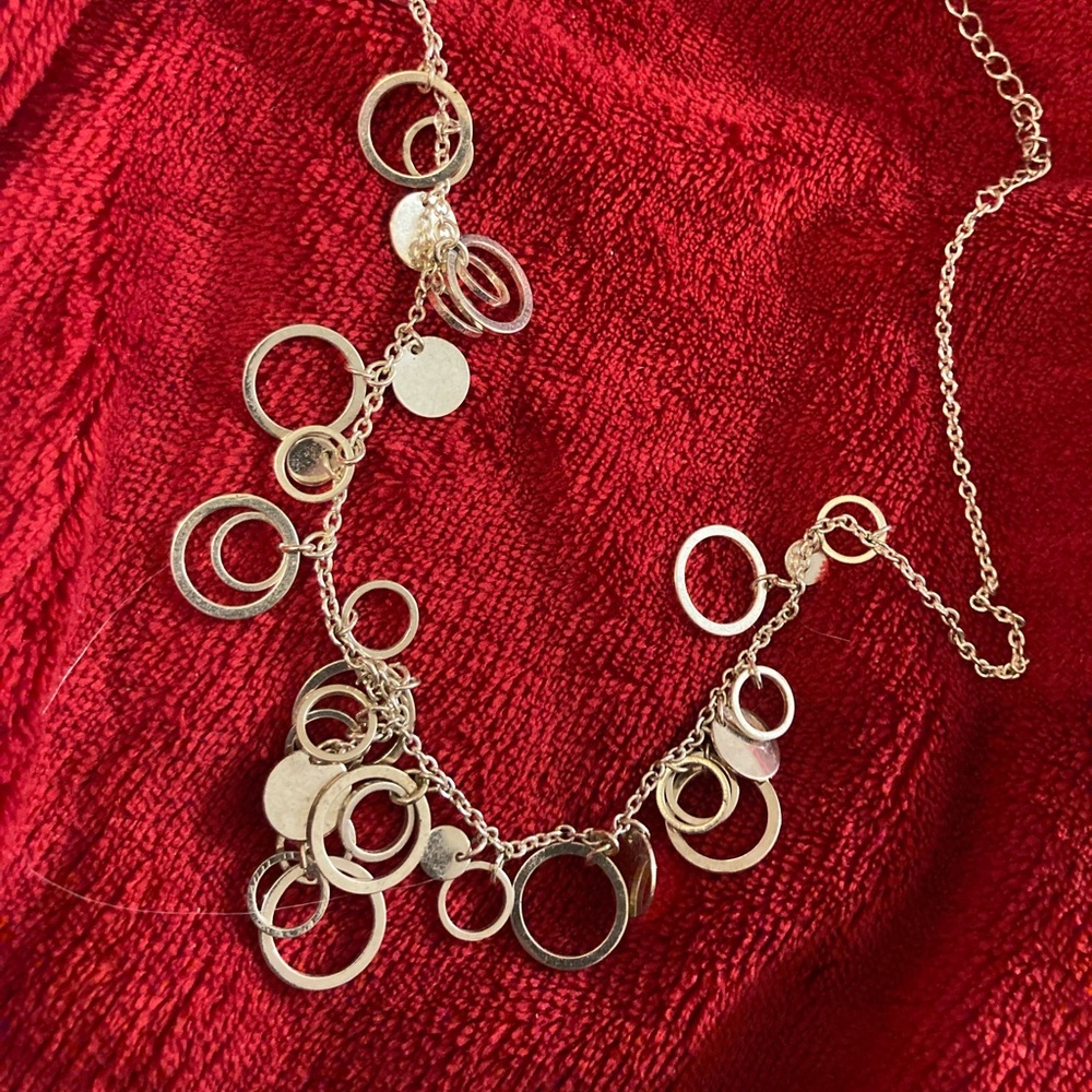 SILVERTONE NECKCHAIN WITH RANDOM CIRCLE PENDANTS